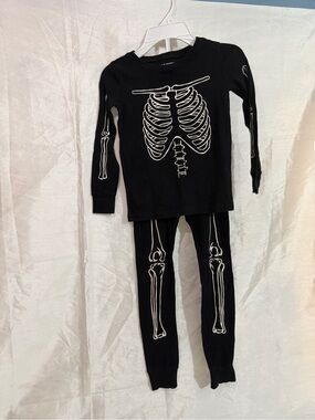 Old Navy Glow in the Dark Skeleton Pajamas  Size 5T Halloween 2pc Black Cotton